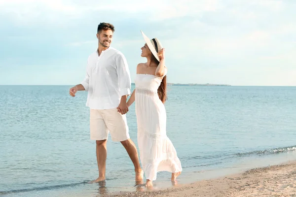 Casal feliz no resort do mar — Fotografia de Stock