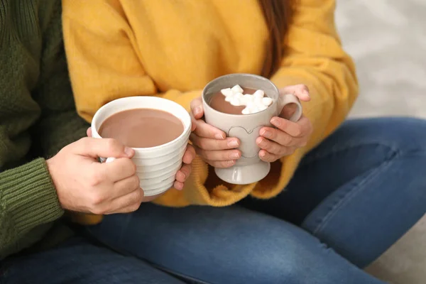 Νεαρό ζευγάρι πίνοντας ζεστή σοκολάτα στο σπίτι, κοντινό πλάνο — Φωτογραφία Αρχείου