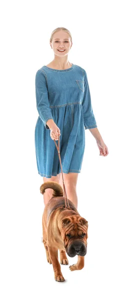 Chodící žena s roztomilým psem na bílém pozadí — Stock fotografie