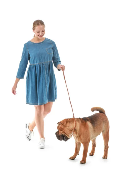 Beyaz arka planda sevimli köpek ile Yürüyüş kadın — Stok fotoğraf