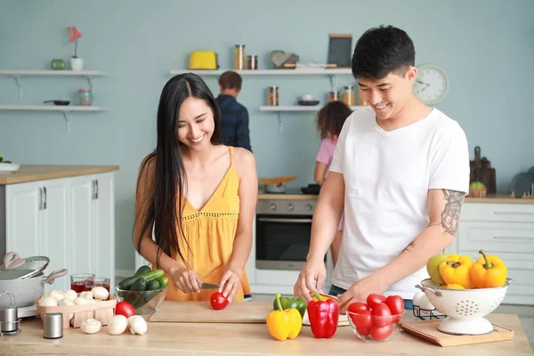 Feliz casal asiático cozinhar juntos na cozinha — Fotografia de Stock