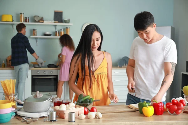 Feliz casal asiático cozinhar juntos na cozinha — Fotografia de Stock