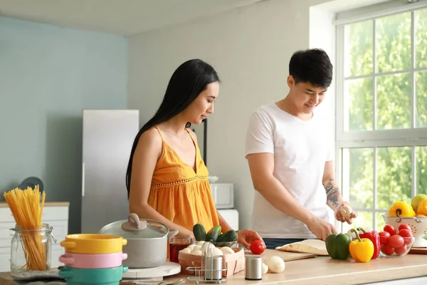 Feliz casal asiático cozinhar juntos na cozinha — Fotografia de Stock