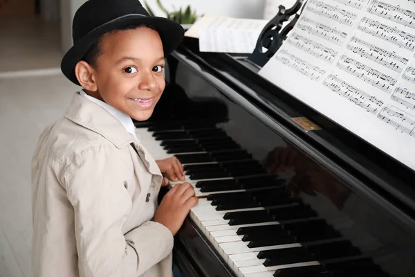 Liten afroamerikansk pojke som spelar flygel på konserten — Stockfoto