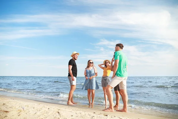 Happy Friends na plaży morskiej w kurorcie — Zdjęcie stockowe