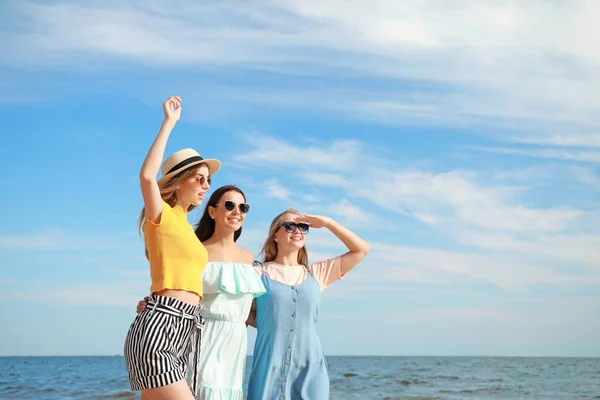 Glückliche junge Frauen am Strand des Resorts — Stockfoto