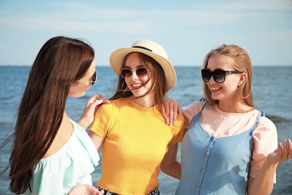 Glückliche junge Frauen am Strand des Resorts — Stockfoto