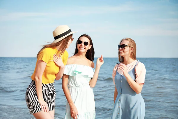 Glückliche junge Frauen am Strand des Resorts — Stockfoto