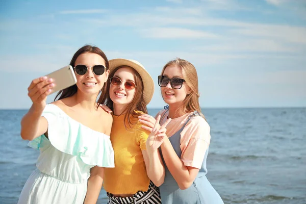 Boldog fiatal nők figyelembe selfie a tengeren strandon a Resort — Stock Fotó