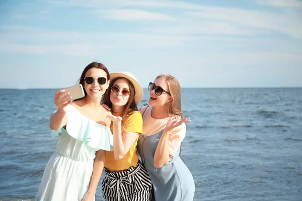 Boldog fiatal nők figyelembe selfie a tengeren strandon a Resort — Stock Fotó
