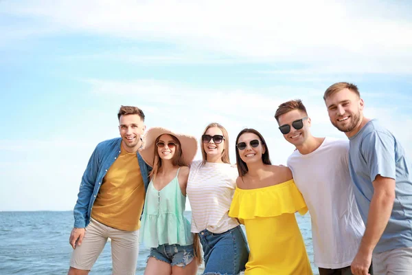 Happy friends on sea beach at resort — Stock Photo, Image