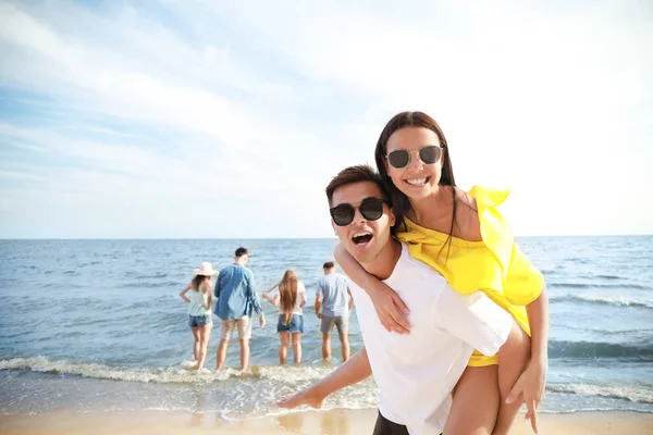 Glückliche Freunde am Strand des Resorts — Stockfoto