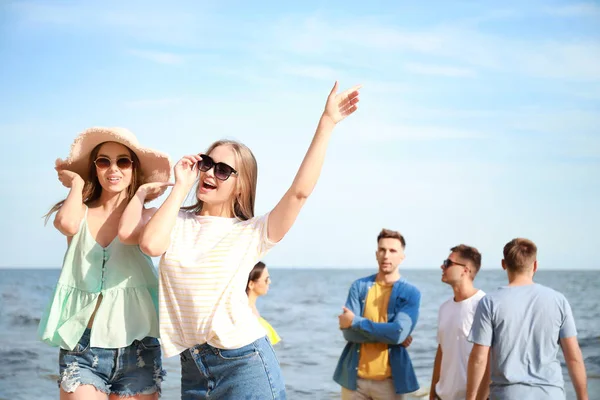 Amici felici sulla spiaggia di mare a resort — Foto Stock