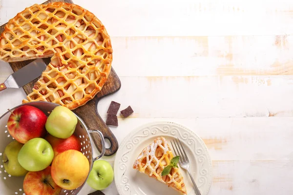 Composición con sabroso pastel de manzana en la mesa — Foto de Stock