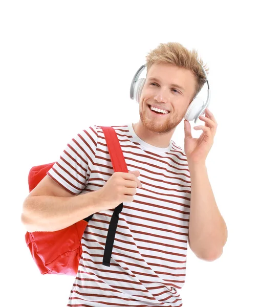 Beau jeune homme écoutant de la musique sur fond blanc — Photo