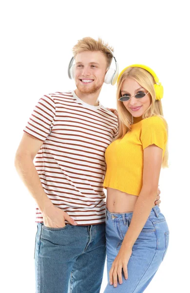 Ungt par som lyssnar på musik på vit bakgrund — Stockfoto