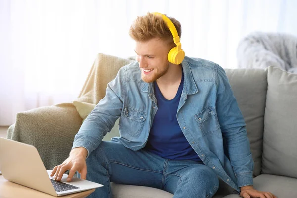 Όμορφος νεαρός που ακούει μουσική στο σπίτι. — Φωτογραφία Αρχείου