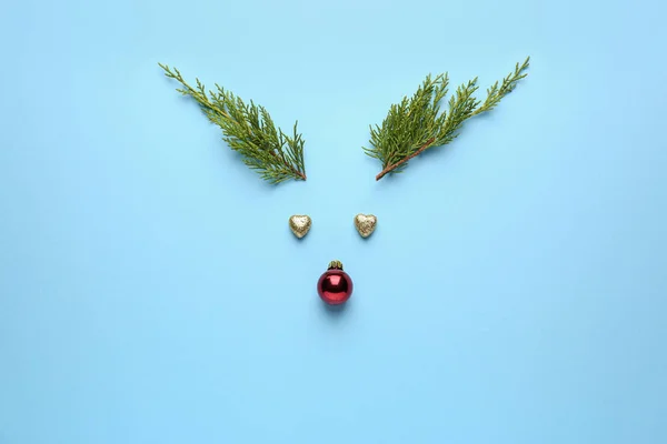Cara de veado engraçado feito de decoração de Natal no fundo de cor — Fotografia de Stock