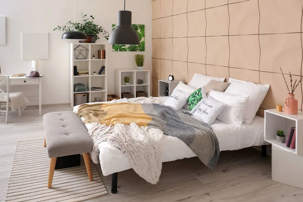 Stylowe wnętrze nowoczesnej sypialni — Zdjęcie stockowe
