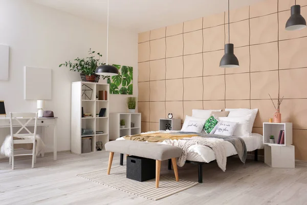 Стильный интерьер современной спальни — стоковое фото