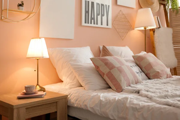 Gran cama cómoda en el elegante interior de la habitación —  Fotos de Stock