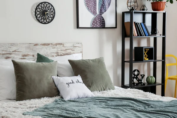 Велике зручне ліжко в стильному інтер'єрі кімнати — стокове фото