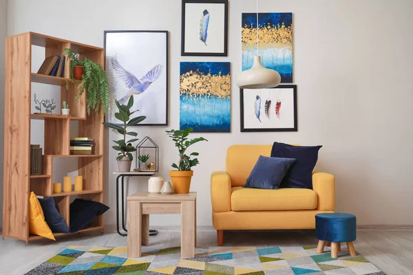Stílusos belső nappali és sárga fotel — Stock Fotó