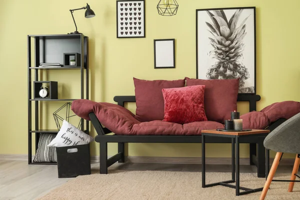 Snygg inredning i vardagsrum med soffa — Stockfoto