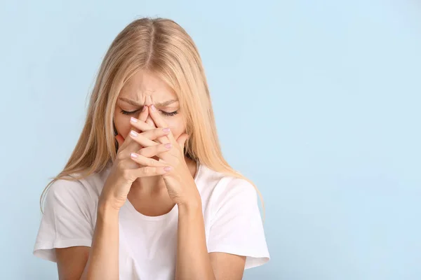 Gestresste junge Frau auf farbigem Hintergrund — Stockfoto