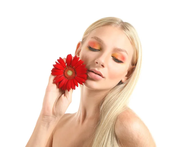 Mulher bonita com flor de gerbera no fundo branco — Fotografia de Stock