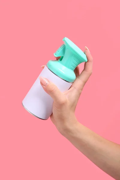 Weibliche Hand mit Flasche Lufterfrischer auf farbigem Hintergrund — Stockfoto