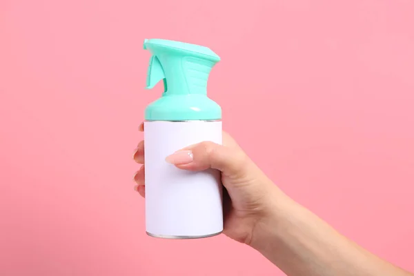 Weibliche Hand mit Flasche Lufterfrischer auf farbigem Hintergrund — Stockfoto