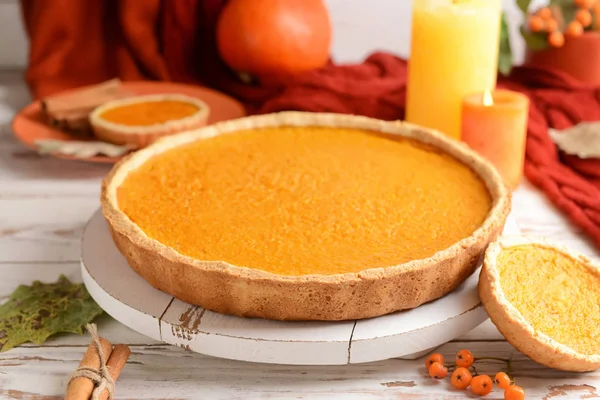 Sabrosos pasteles de calabaza sobre fondo de madera —  Fotos de Stock