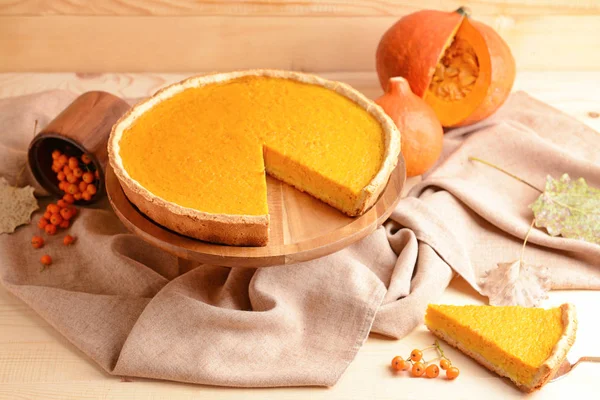 Postre de pie con sabroso pastel de calabaza en la mesa — Foto de Stock