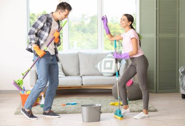 Genç çift oda temizlerken eğleniyor