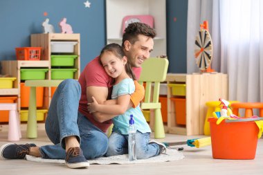 Mutlu baba ve kızı düz temizledikten sonra sarılma