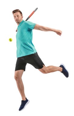 Beyaz arka planda yakışıklı tenisçi