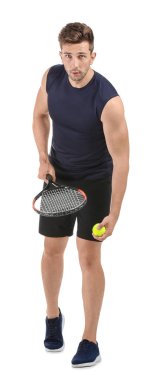 Beyaz arka planda yakışıklı tenisçi