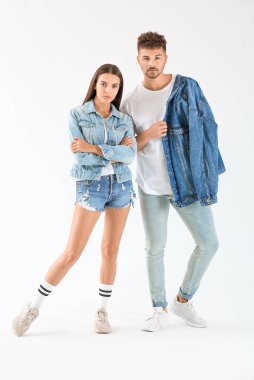 Beyaz arka planda moda genç çift
