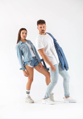 Beyaz arka planda moda genç çift