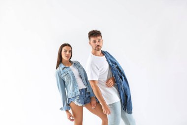 Beyaz arka planda moda genç çift