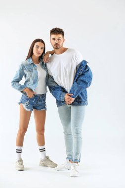 Beyaz arka planda moda genç çift
