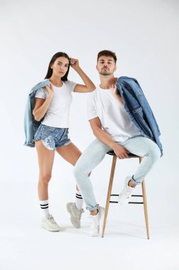 Beyaz arka planda moda genç çift