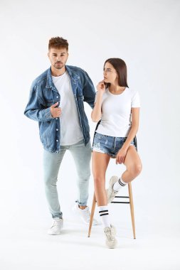 Beyaz arka planda moda genç çift