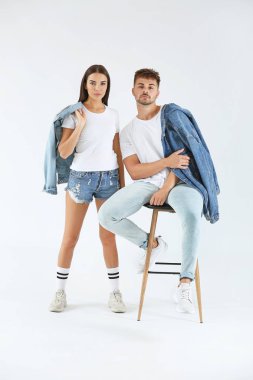 Beyaz arka planda moda genç çift