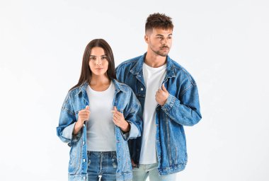 Beyaz arka planda moda genç çift