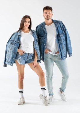 Beyaz arka planda moda genç çift