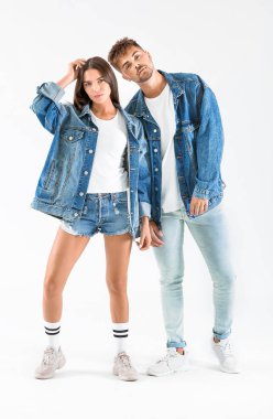Beyaz arka planda moda genç çift