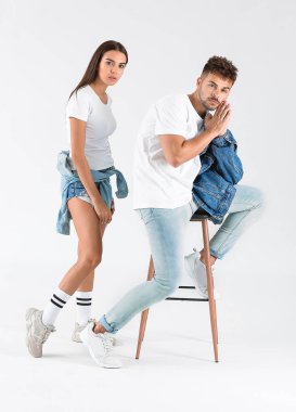 Beyaz arka planda moda genç çift