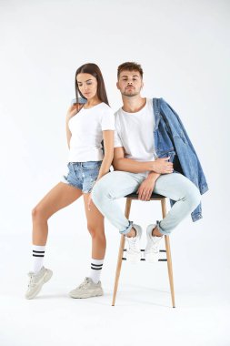 Beyaz arka planda moda genç çift